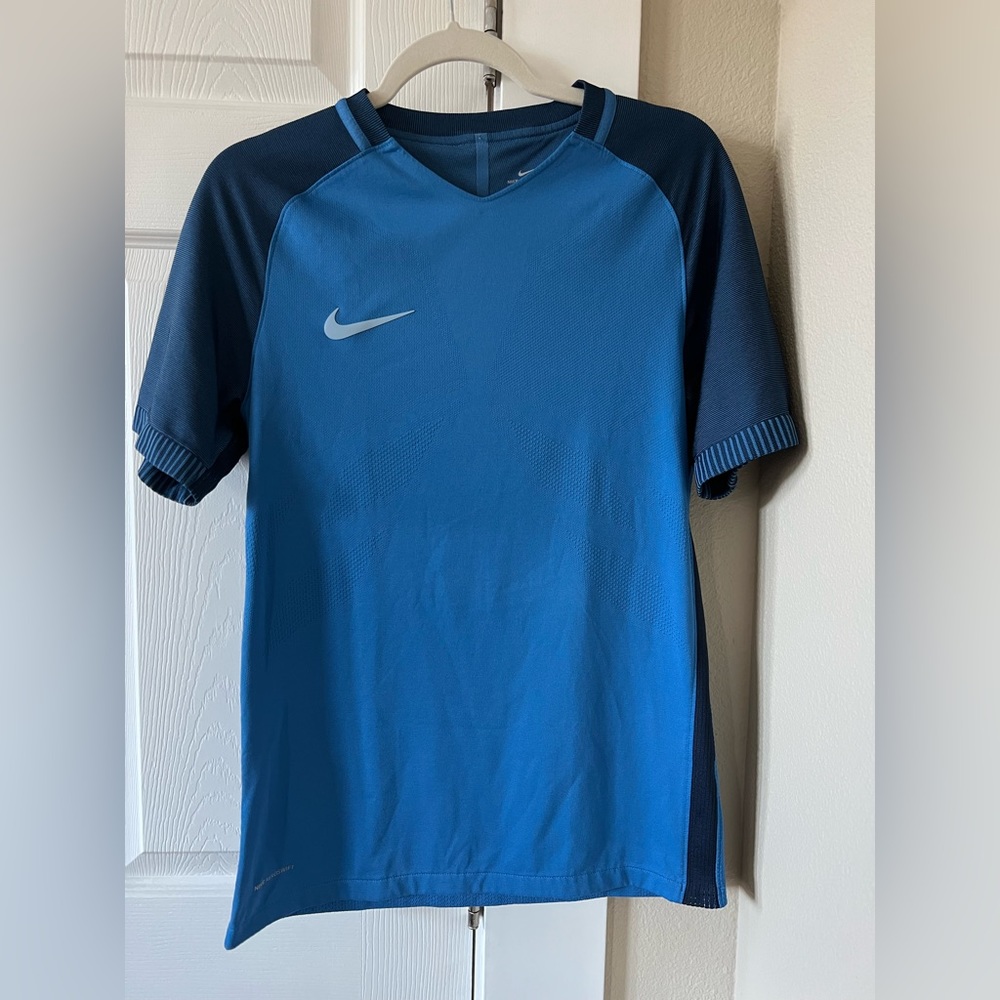 Men’s Nike Aeroswift Blue jersey. size Small. Great condition.